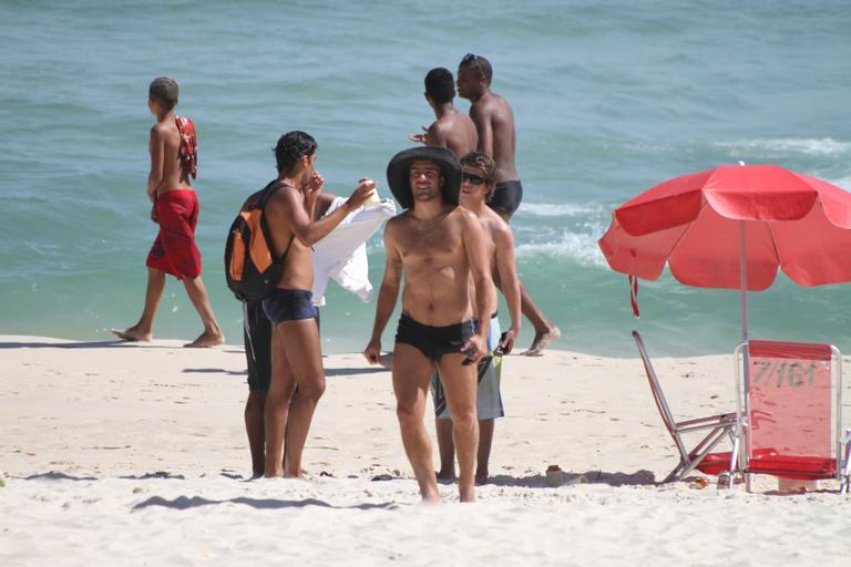 Roger Flores e amigos em praia no Rio de Janeiro