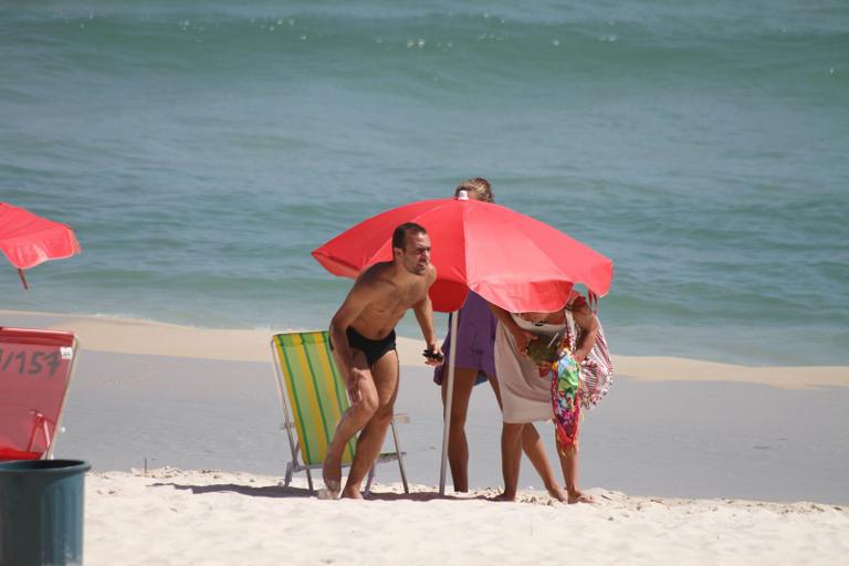 Roger Flores e amigos em praia no Rio de Janeiro