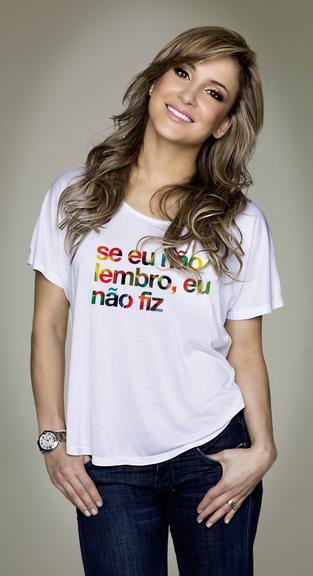 Claudia Leitte em campanha de camisetas descontraídas para o carnaval