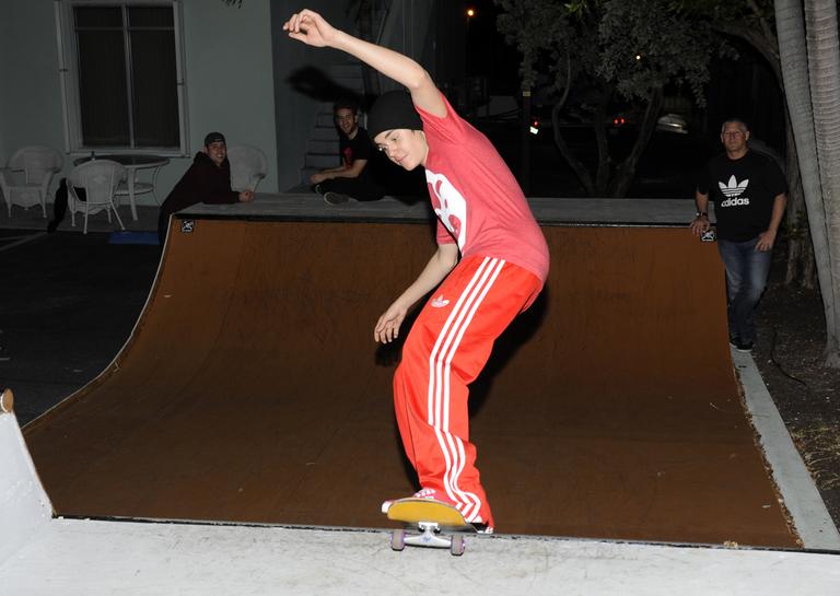 Justin Bieber mostra seu talento em cima do skate