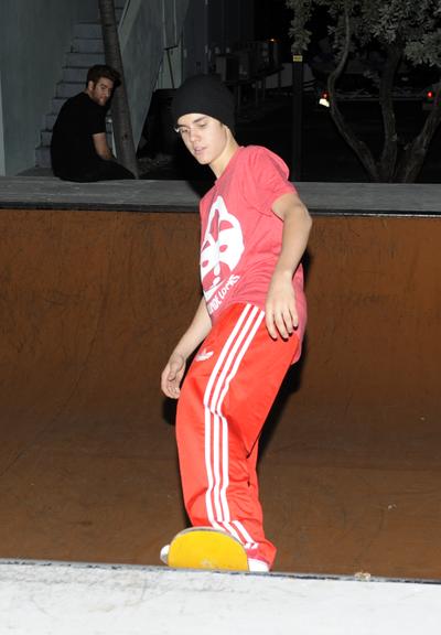 Justin Bieber mostra seu talento em cima do skate