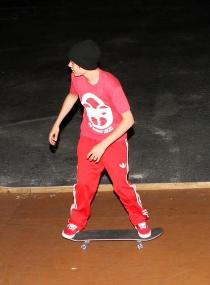 Justin Bieber mostra seu talento em cima do skate