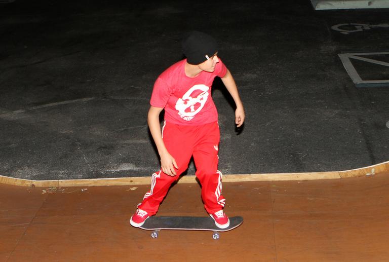 Justin Bieber mostra seu talento em cima do skate