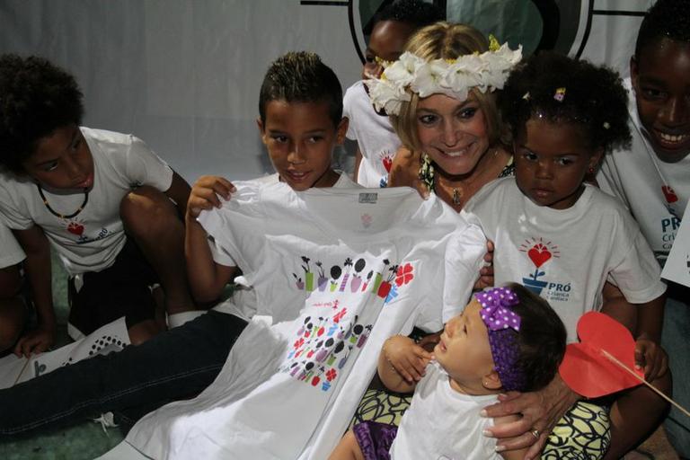 Susana Vieira vira madrinha de desfile infantil no Rio