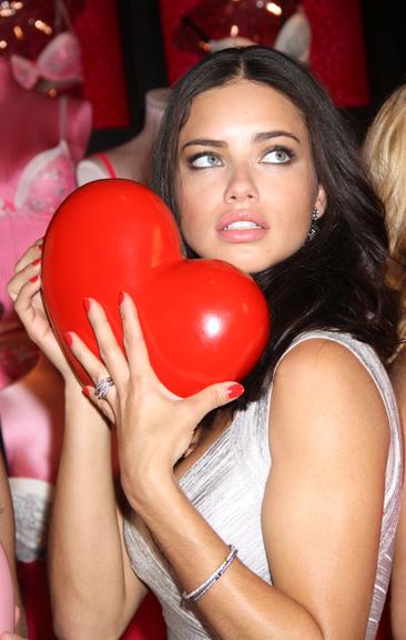 Adriana Lima celebra Valentine's Day com belas Angels da Victoria's Secret