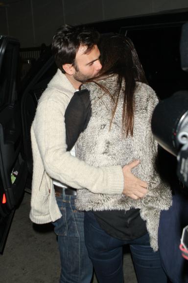 Alessandra Ambrosio e Jamie Mazur embarcam rumo a Nova York