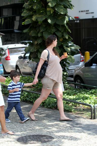 Lavínia Vlasak se refresca do calor com sorvete no Rio de Janeiro