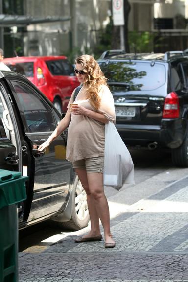 Lavínia Vlasak se refresca do calor com sorvete no Rio de Janeiro