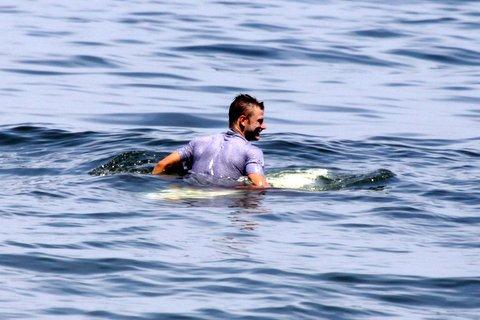 Rodrigo Hilbert surfa na prainha do Recreio dos Bandeirantes