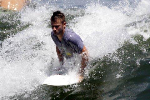 Rodrigo Hilbert surfa na prainha do Recreio dos Bandeirantes