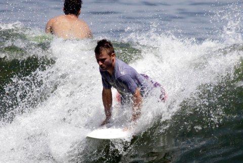 Rodrigo Hilbert surfa na prainha do Recreio dos Bandeirantes