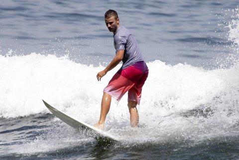 Rodrigo Hilbert surfa na prainha do Recreio dos Bandeirantes