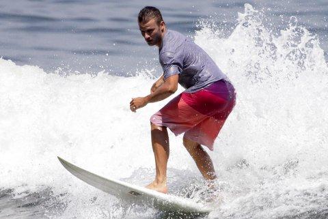 Rodrigo Hilbert surfa na prainha do Recreio dos Bandeirantes