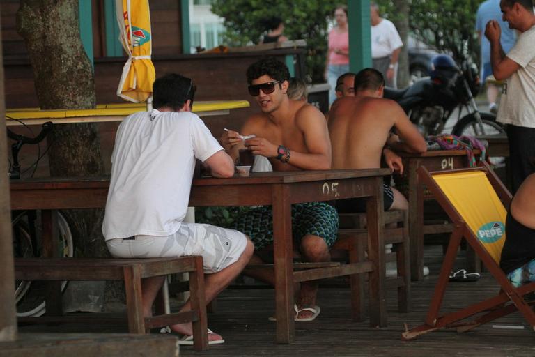 Caio Castro toma açaí junto com amigo