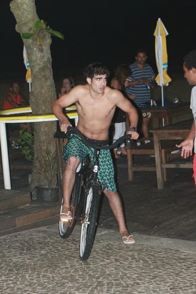 Caio Castro pedala em praia no Rio