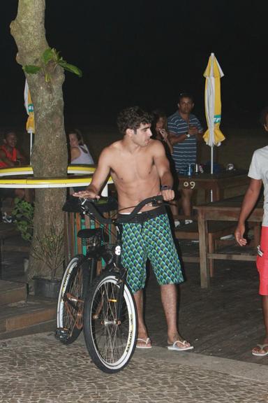 Caio Castro pedala em praia no Rio