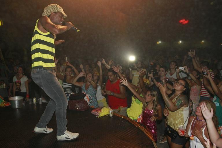 Tony agita a quadra da São Clemente