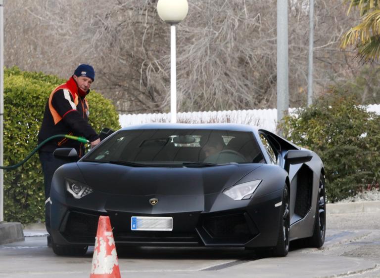 Cristiano Ronaldo desfila com seu novo carro 