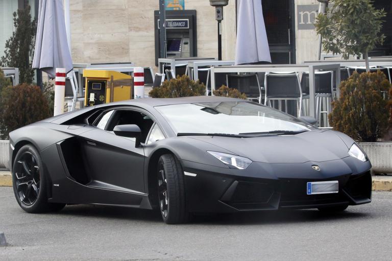 Cristiano Ronaldo desfila com seu novo carro 