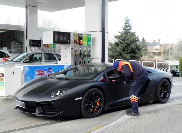 Cristiano Ronaldo desfila com seu novo carro 