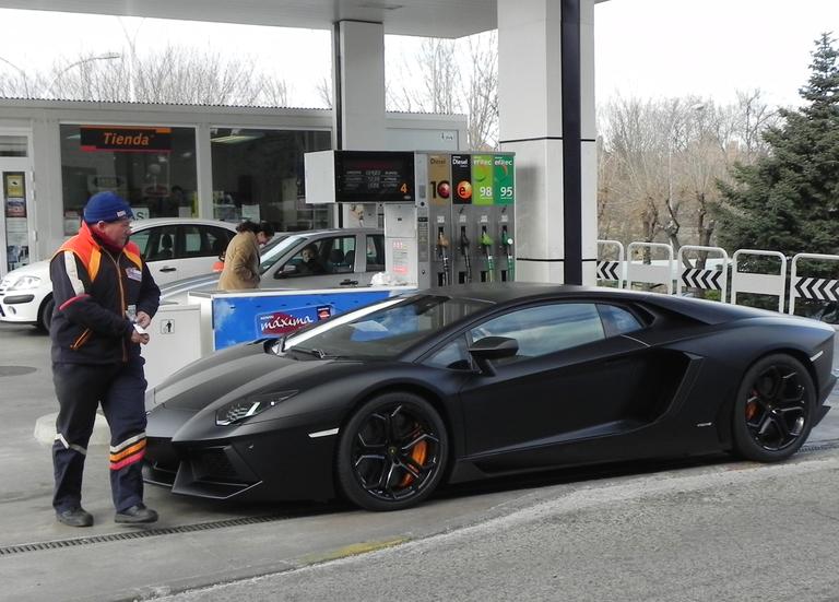 Cristiano Ronaldo desfila com seu novo carro 