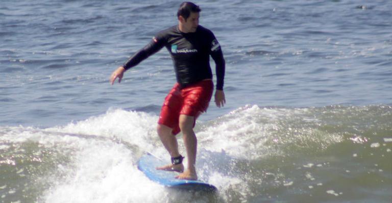 Murilo Benício faz aula de surfe no Rio de Janeiro