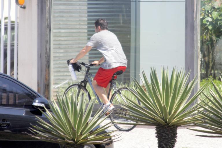 Haja fôlego! Depois da aula de surfe, Murilo Benício volta para casa de bicicleta