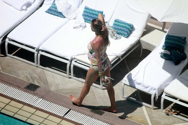 Luana Piovani se exercita em piscina em hotel do Rio de Janeiro