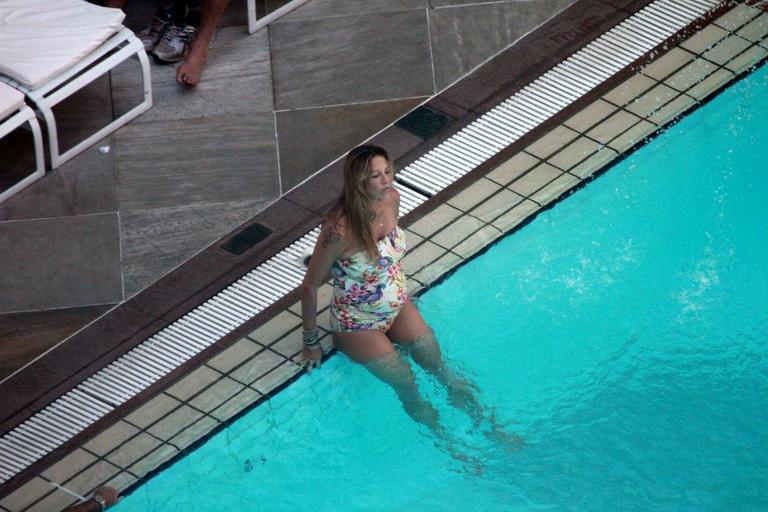 Luana Piovani se exercita em piscina em hotel do Rio de Janeiro