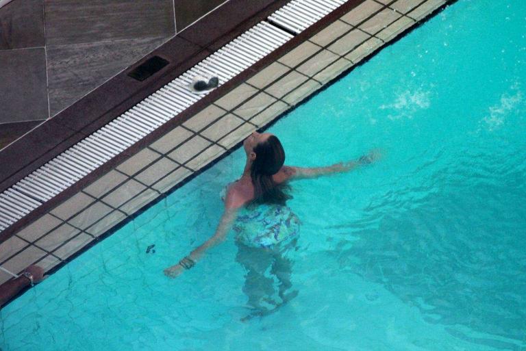 Luana Piovani se exercita em piscina em hotel do Rio de Janeiro