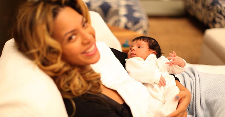 Beyoncé com Blue Ivy nos braços