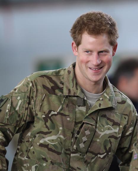 Príncipe Harry visita base militar na Inglaterra