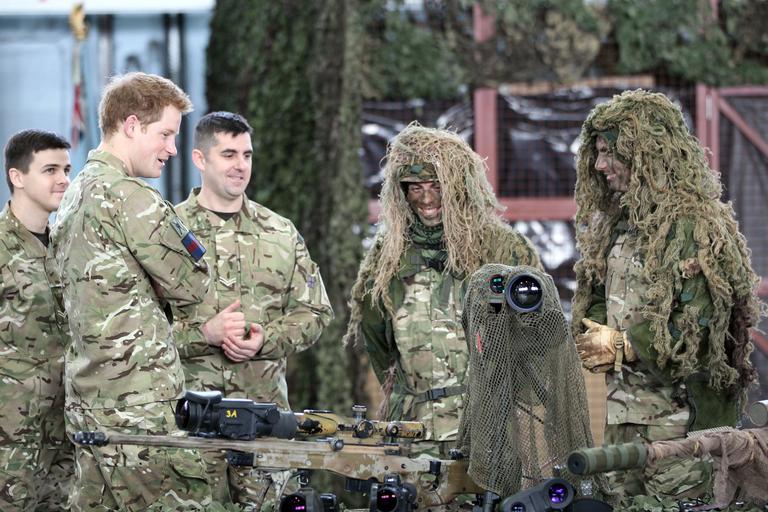 Príncipe Harry visita base militar na Inglaterra