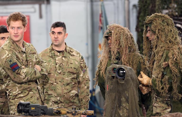 Príncipe Harry visita base militar na Inglaterra