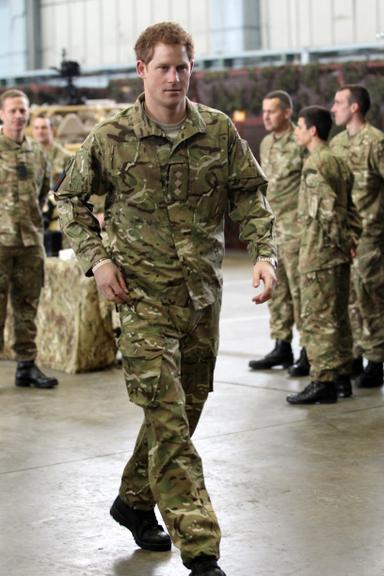 Príncipe Harry visita base militar na Inglaterra