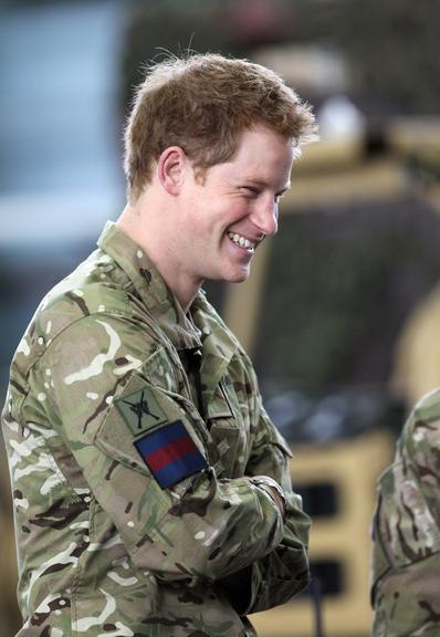 Príncipe Harry visita base militar na Inglaterra