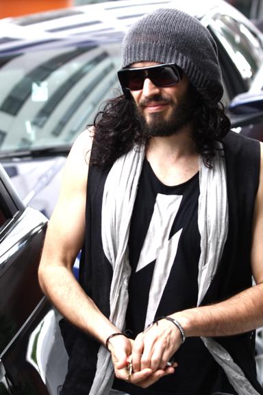 Russell Brand anda descalço pelas ruas de Hollywood, em Los Angeles