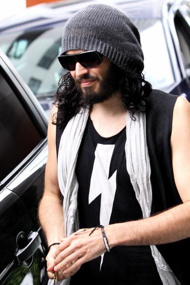 Russell Brand anda descalço pelas ruas de Hollywood, em Los Angeles