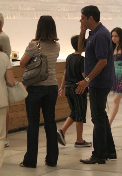 William Bonner e Fátima Bernardes vão a cinema em shopping no Rio de Janeiro