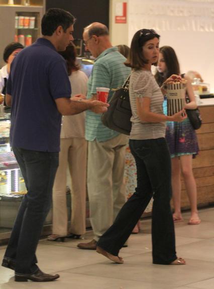 William Bonner e Fátima Bernardes vão a cinema em shopping no Rio de Janeiro