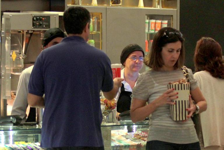 William Bonner e Fátima Bernardes vão a cinema em shopping no Rio de Janeiro