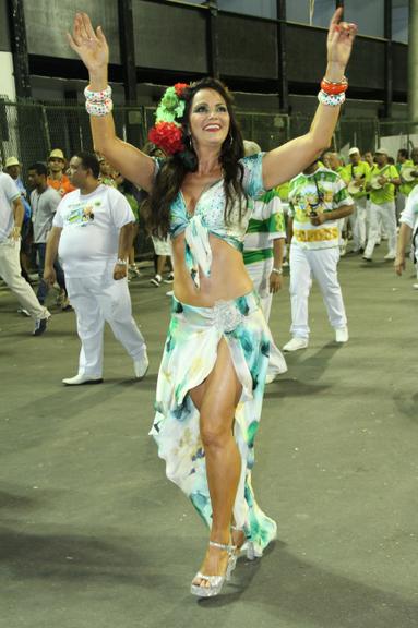 Luiza Brunet sensual em ensaio técnico