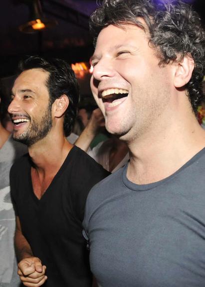 Rodrigo Santoro e Selton Mello curtem o show juntos