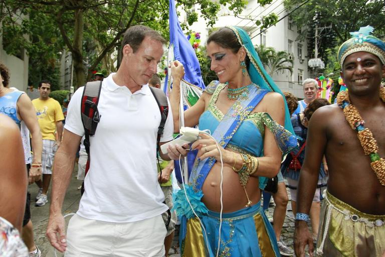 Grávida, Cynthia Howlett levou seu cardiologista para a folia