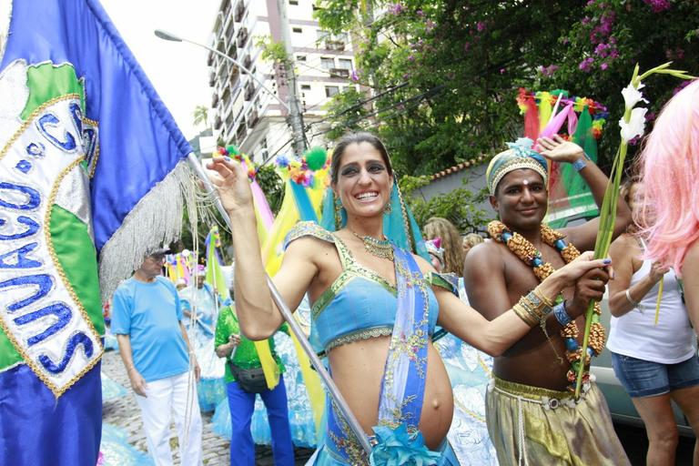 Grávida, Cynthia Howlett curte a folia do bloco de rua