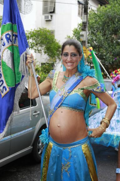 Grávida, Cynthia Howlett curte a folia do bloco de rua