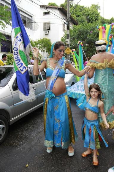 Grávida, Cynthia Howlett curte a folia do bloco de rua com sua filha Manuela