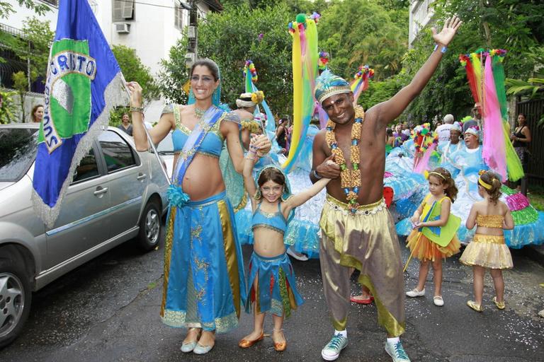 Grávida, Cynthia Howlett curte a folia do bloco de rua com sua filha Manuela