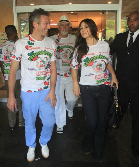 Vincent Cassel e Monica Bellucci na feijoada da Grande Rio