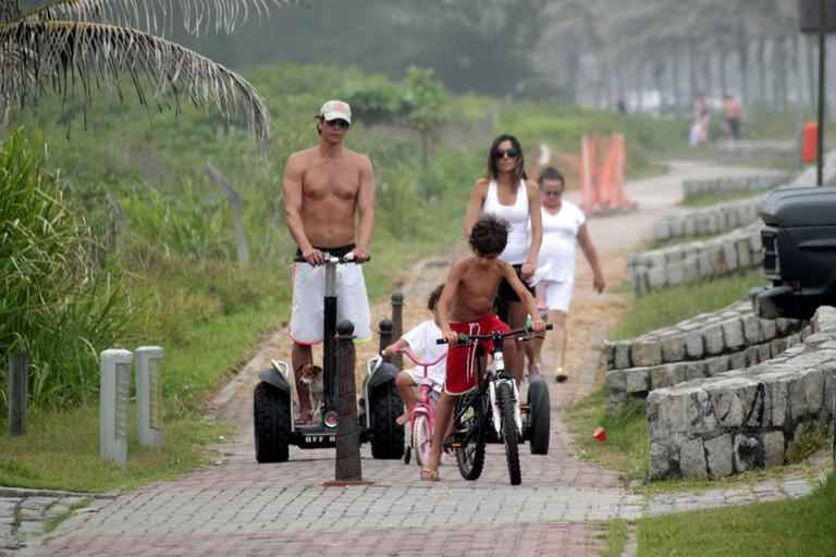 Márcio Garcia passeia com a esposa Andréa Santa Rosa e os filhos 